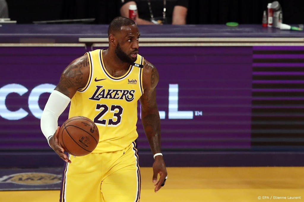 Basketballer James keert sterk terug na zijn eerste schorsing