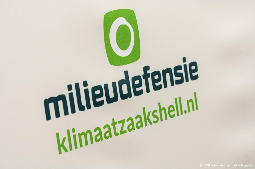 Actievoerders bouwen dijk om gaswinning in Waddenzee