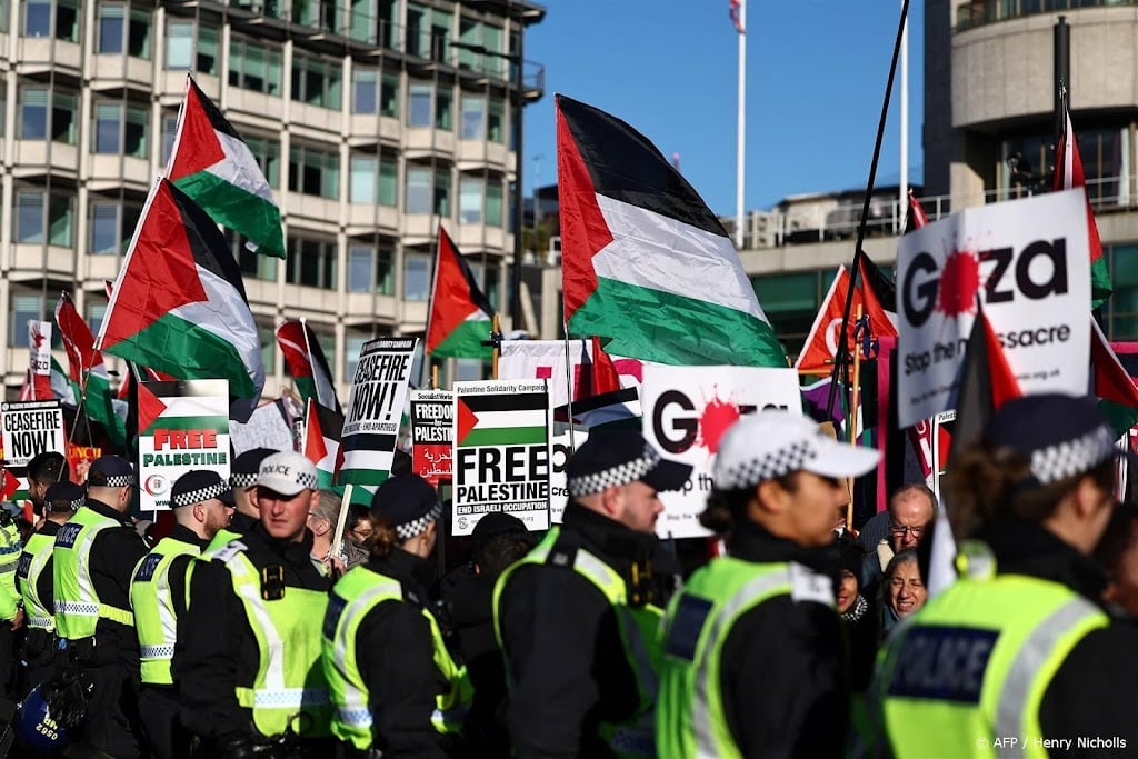 Britse politie waarschuwt pro-Palestijnse demonstranten met flyer