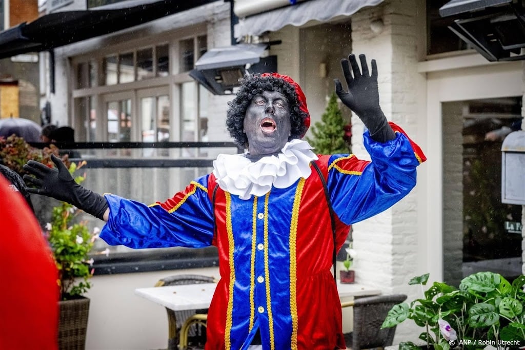 Paar honderd mensen bij sintviering met Zwarte Piet in Rijswijk