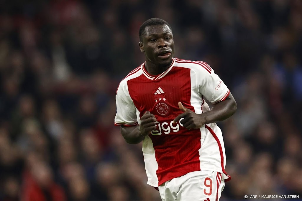 Ajax mist geblesseerde Brobbey en Sutalo tegen Vitesse