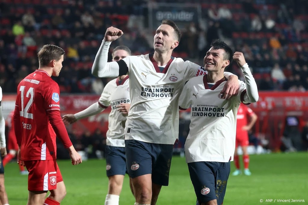 PSV verslaat tiental FC Twente en blijft zonder puntenverlies