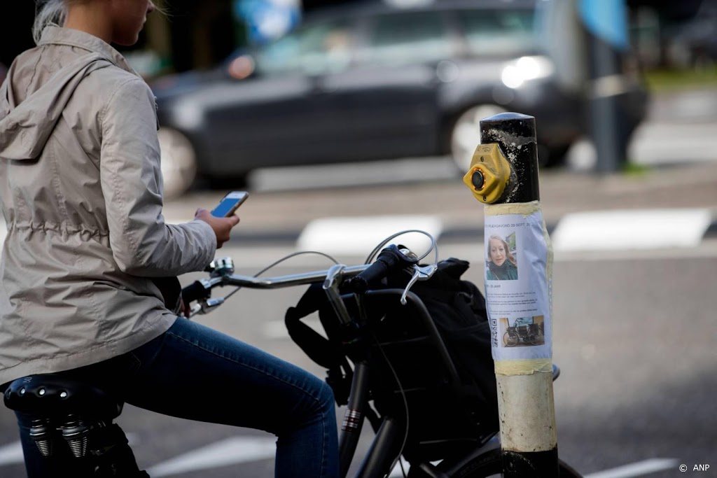 'Telefoongebruik vooral op de fiets toegenomen, in de auto licht'