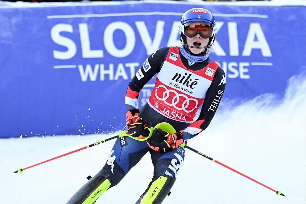 Topskiester Shiffrin na zware val naar ziekenhuis