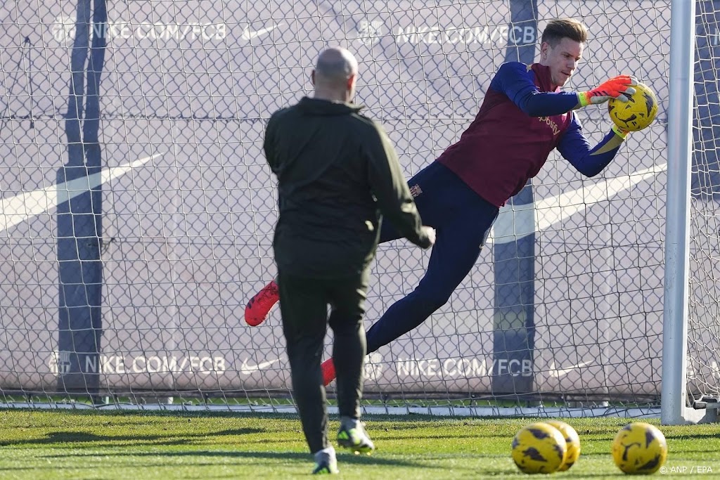 Barcelona-doelman Ter Stegen na rugoperatie terug op trainingsveld