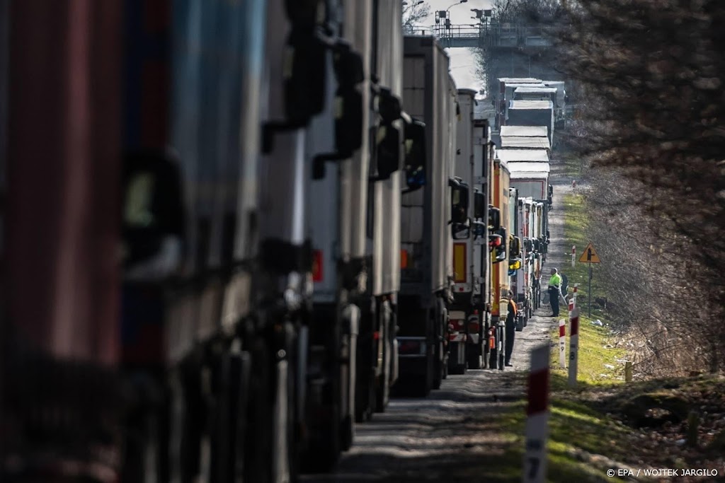 Transportsector: vrachtwagens bij grens Oekraïne snel doorlaten