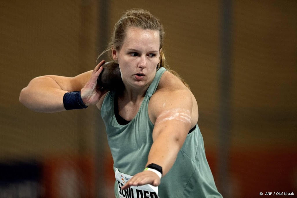 Schilder Nederlands kampioene kogelstoten met nationaal record