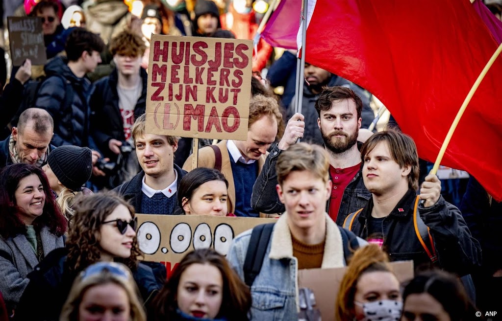 Mars bij woonprotest toch door Kalverstraat door lage opkomst