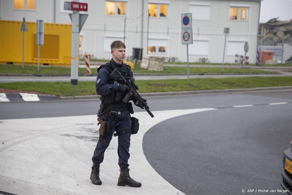 Verwarde man met gespannen kruisboog op station Schiphol
