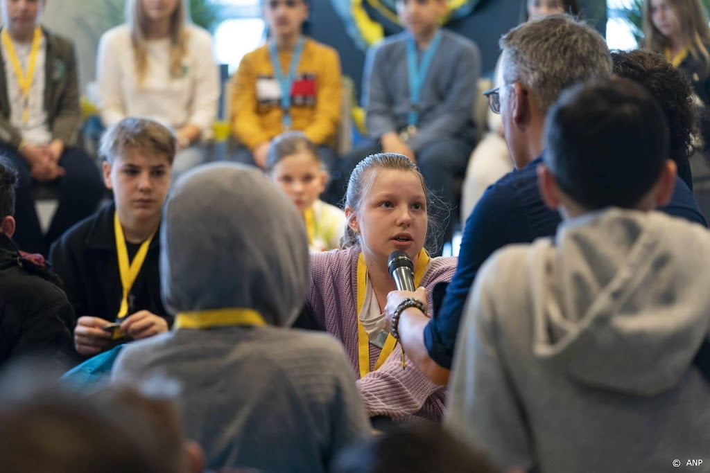 Oekraïense en Nederlandse kinderen in gesprek in Madurodam