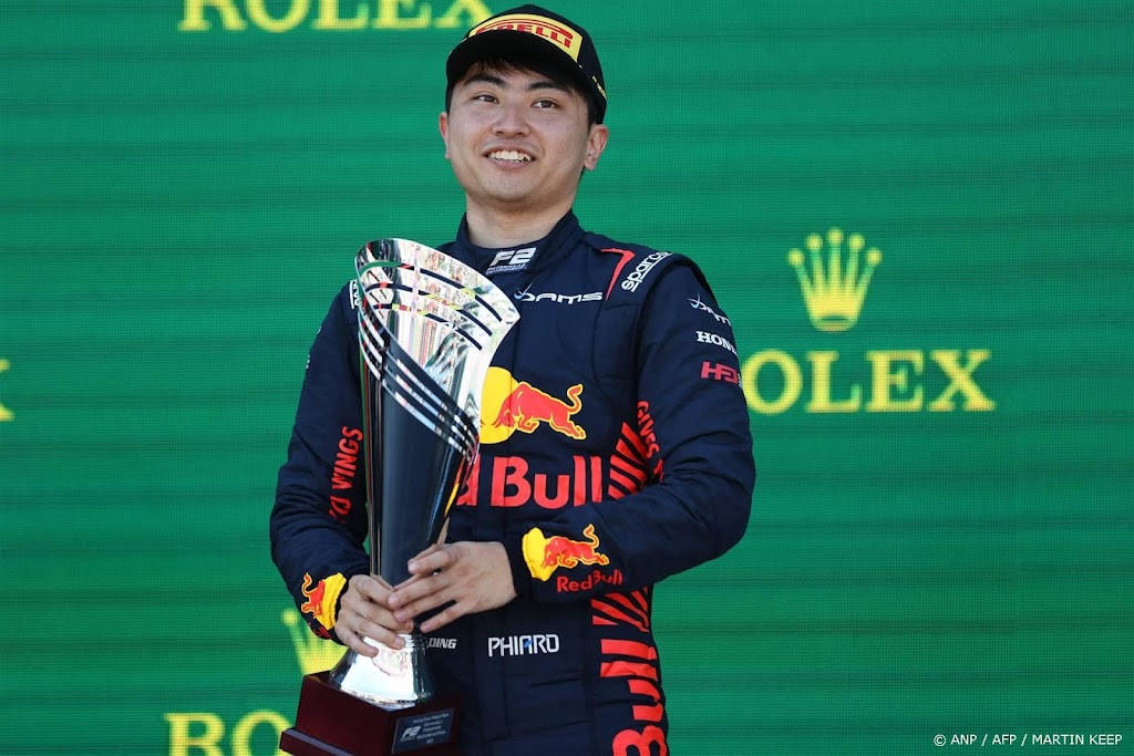 Japanner Iwasa in auto Ricciardo bij eerste training Suzuka 