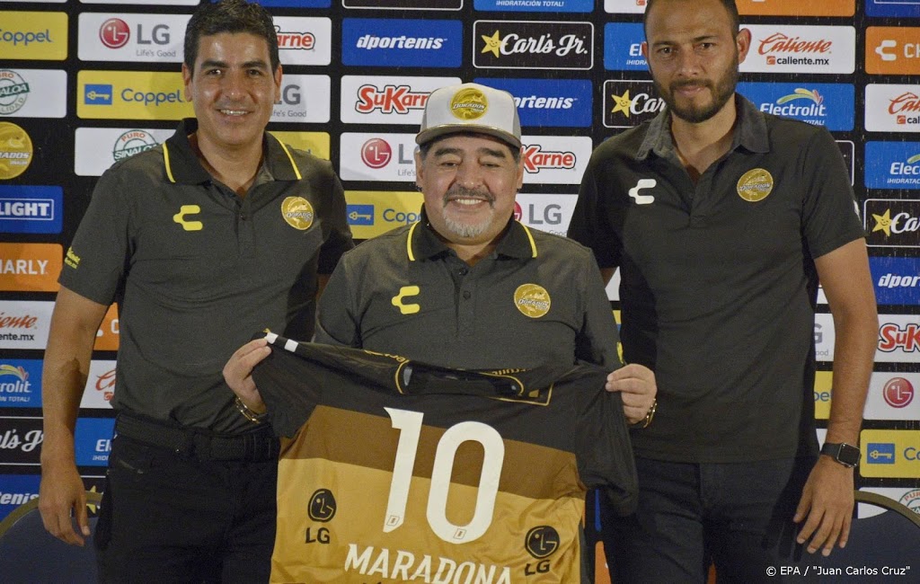 Shirt van Maradona brengt 55.000 euro op voor coronahulp