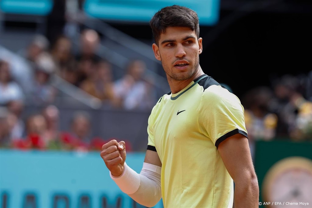 Titelverdediger Alcaraz naar derde ronde op tennistoernooi Madrid