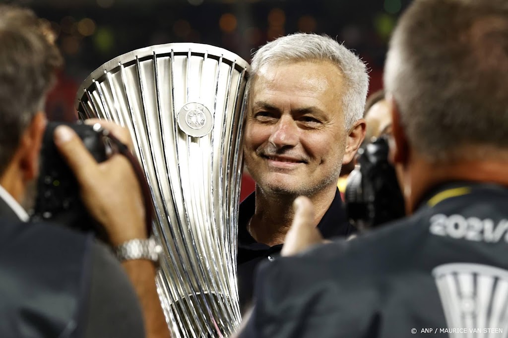 AS Roma-trainer Mourinho spreekt in tranen van historische zege