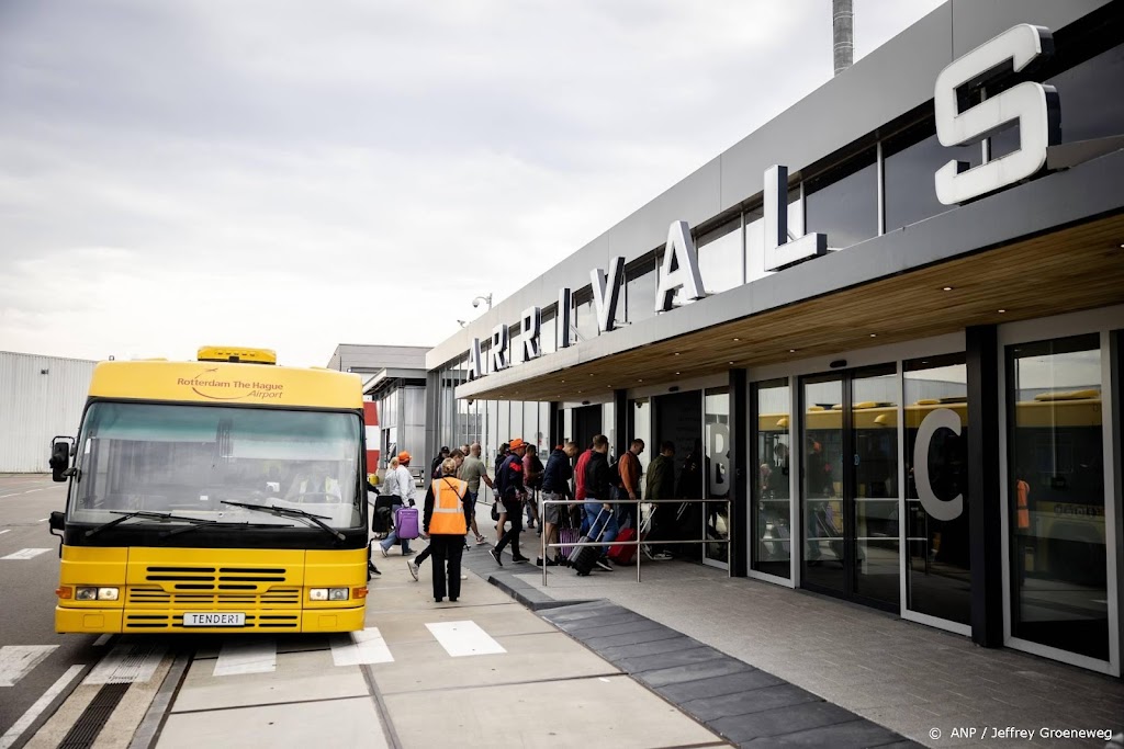 Feyenoordspelers snel weg na landing, toch fans op luchthaven