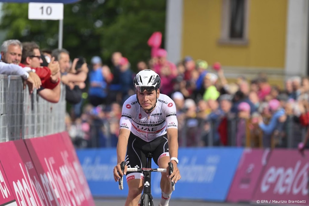 Podiumkandidaat Almeida vanwege corona uit Giro