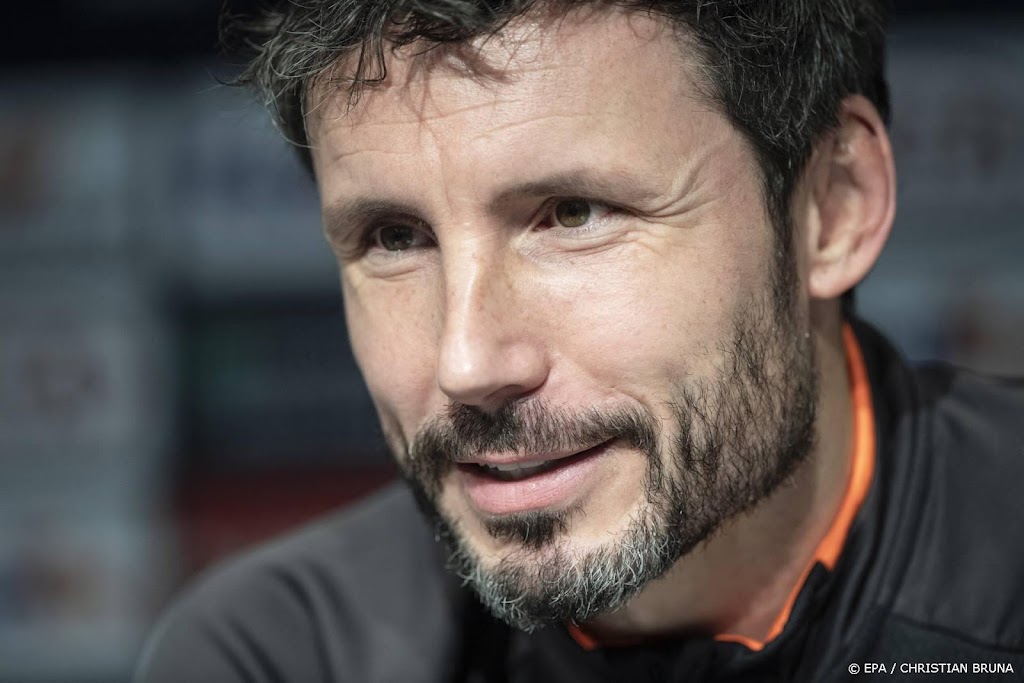 Overmars stelt trainer Van Bommel voor twee jaar aan bij Antwerp
