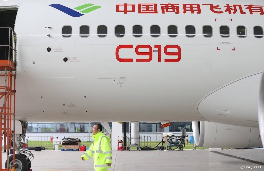 Eerste vlucht passagiersvliegtuig C919 van Chinese rivaal Boeing