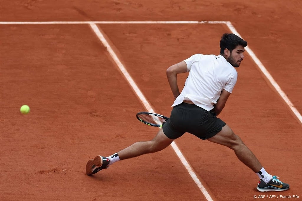 Titelverdediger Alcaraz naar tweede ronde Roland Garros