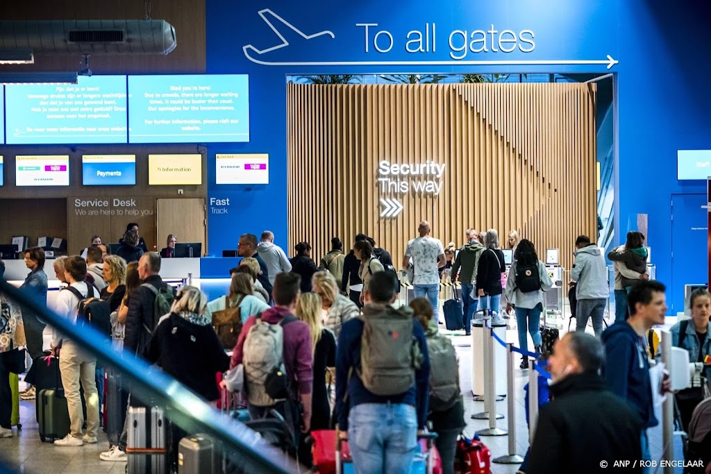 Lange rijen op Eindhoven Airport, mede door vroegkomers