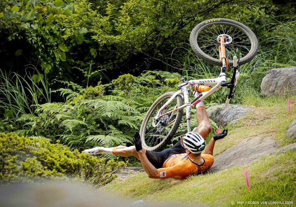 Geen breuken bij Van der Poel na val in mountainbikerace