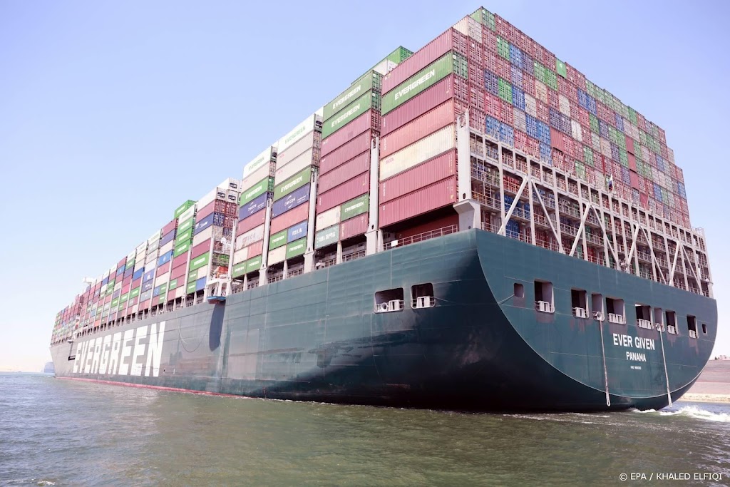 Containerschip Ever Given komt dag later aan in Rotterdam