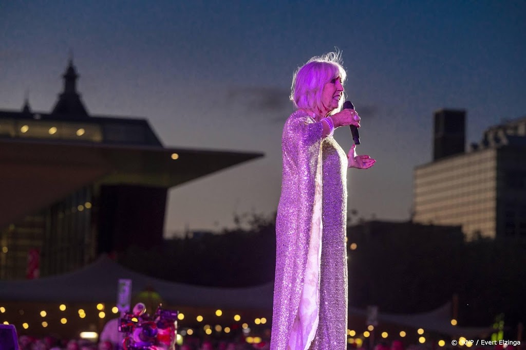 Willeke Alberti zwaait af bij opening Uitmarkt