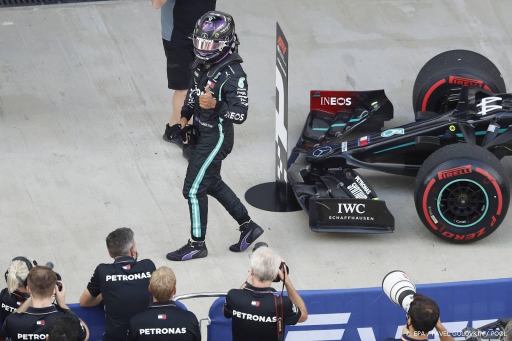 Hamilton ontloopt straf en behoudt poleposition