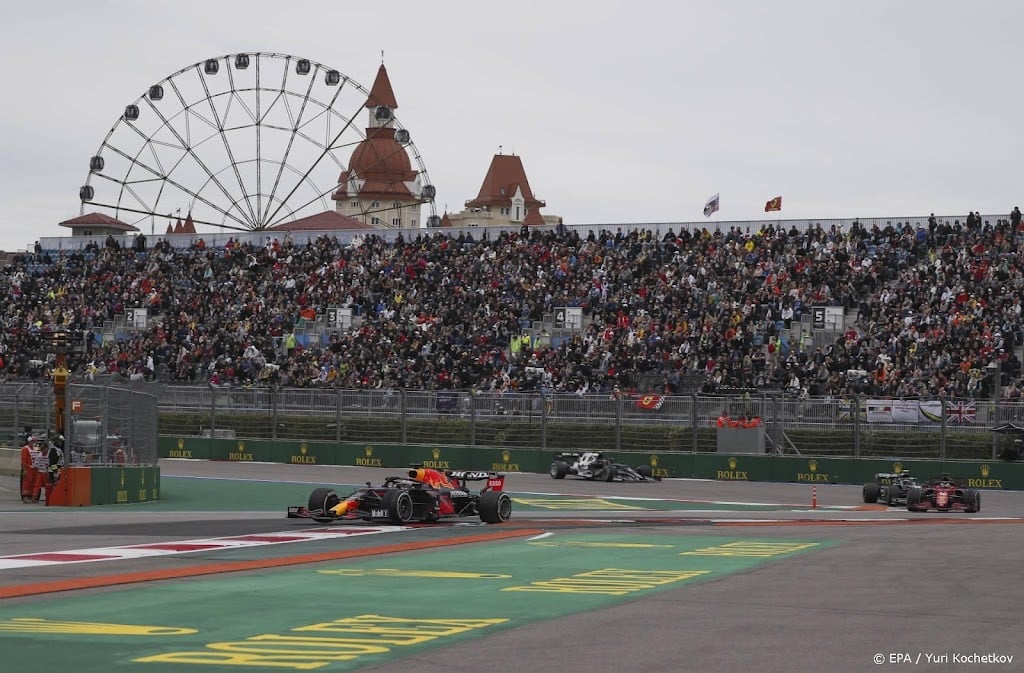 Verstappen na inhaalrace tweede in Sotsji, 100e zege Hamilton