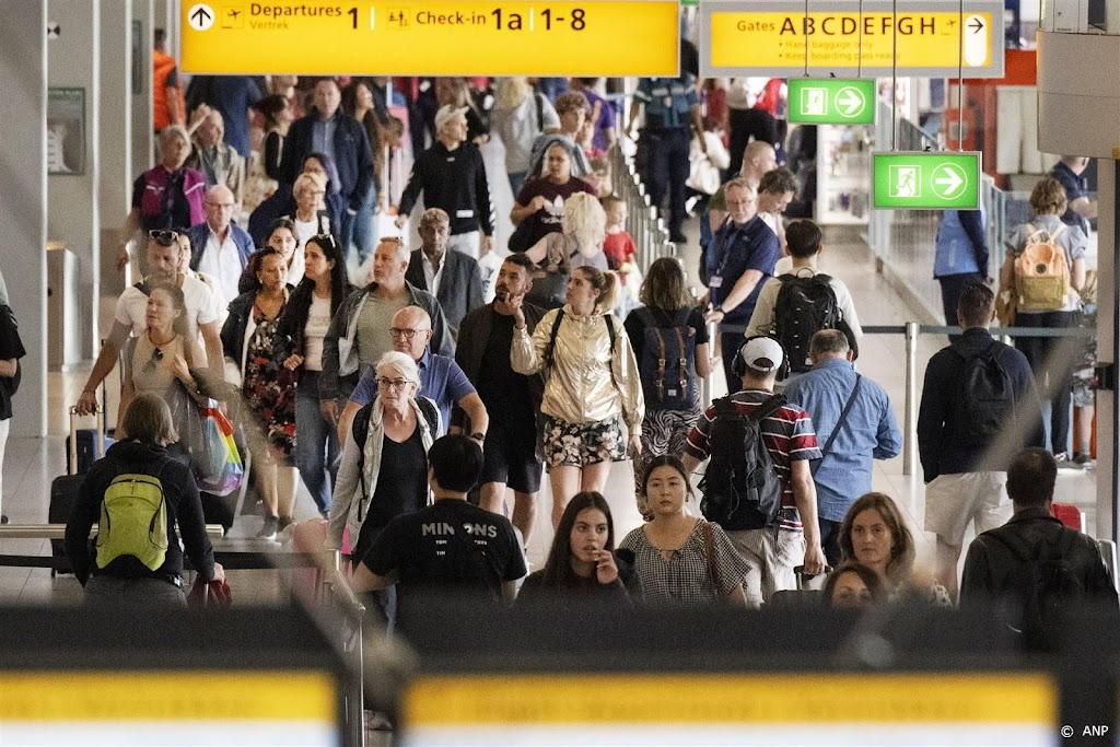 Boeren en milieuclubs boos om vergunning Schiphol, luchtvaart blij
