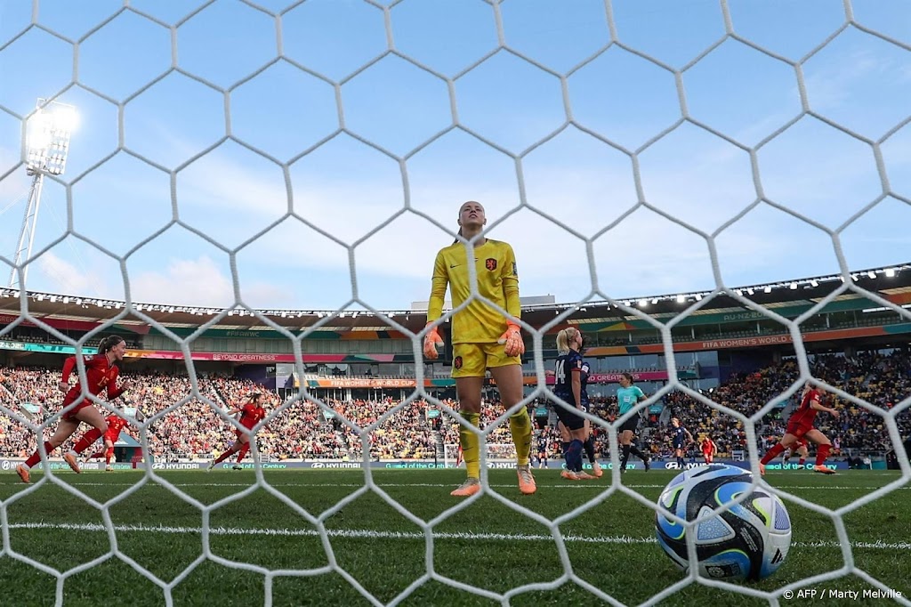 Voetbalsters met Van Domselaar in het doel tegen Engeland