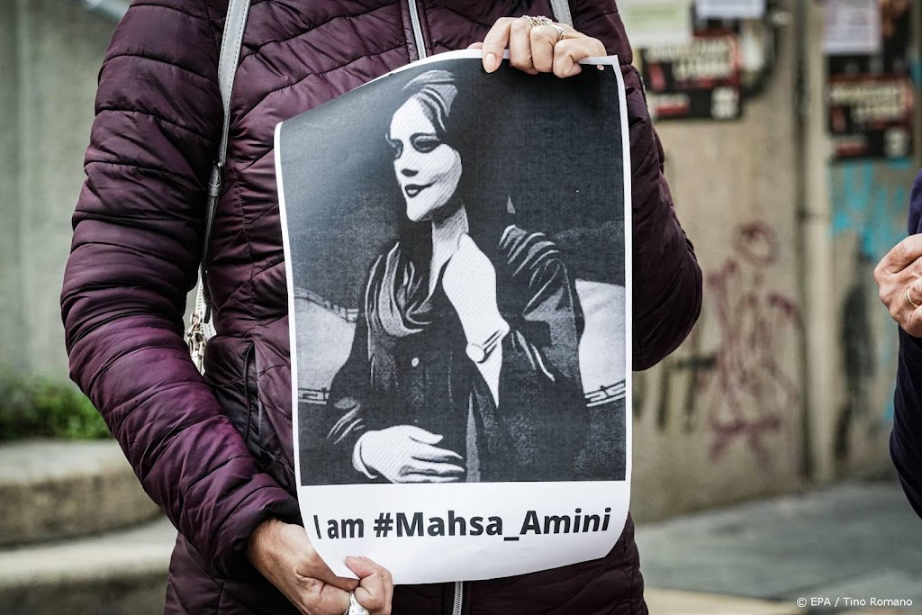 Mensenrechtengroep: betogers beschoten bij herdenking Mahsa Amini
