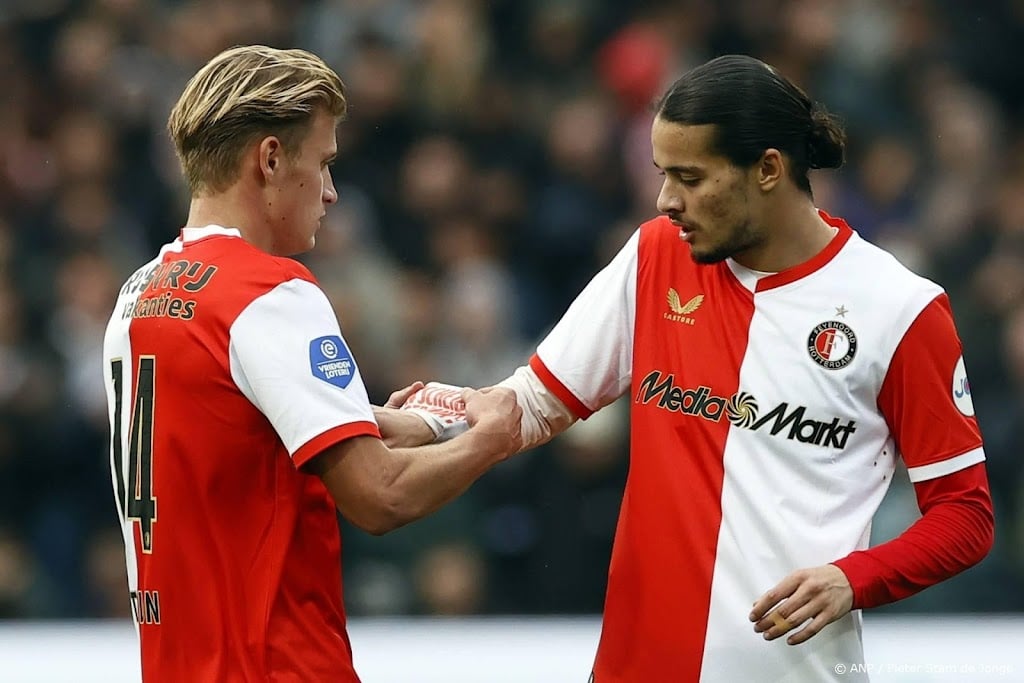 Van Persie zet aanvoerder Steijn tegen PSV op reservebank