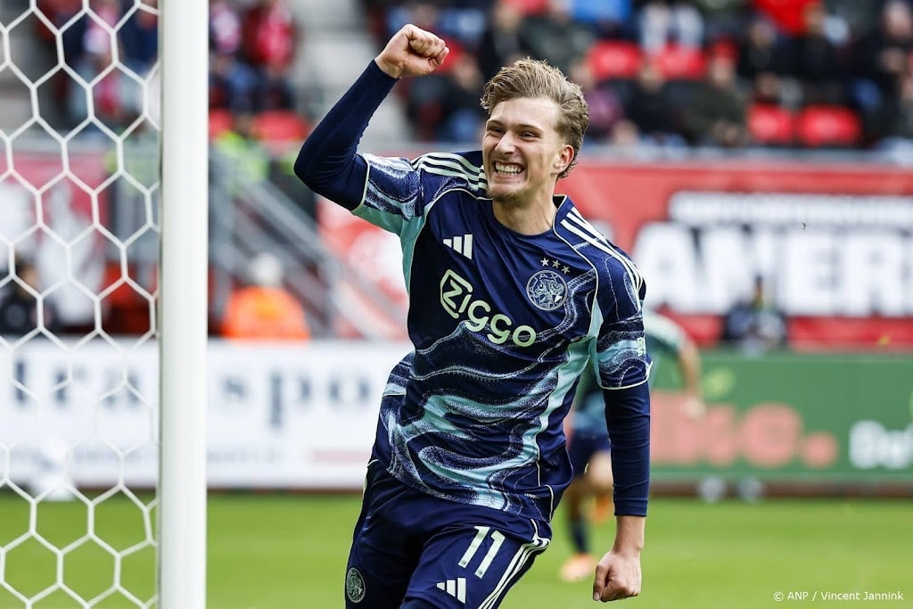 Ajax wint door 3 treffers binnen 8 minuten eindelijk uitduel