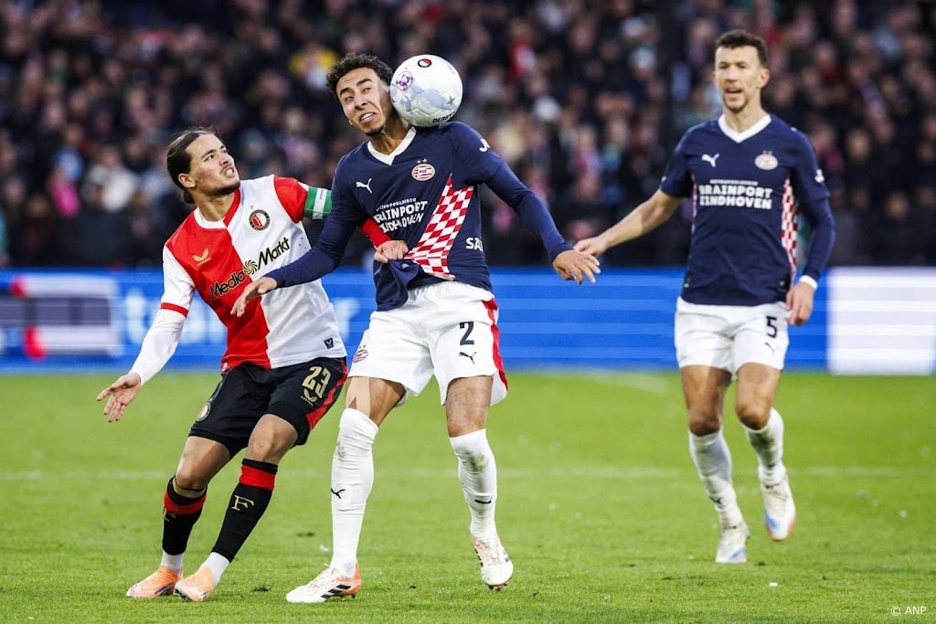 PSV bezorgt koploper Feyenoord eerste nederlaag en komt langszij