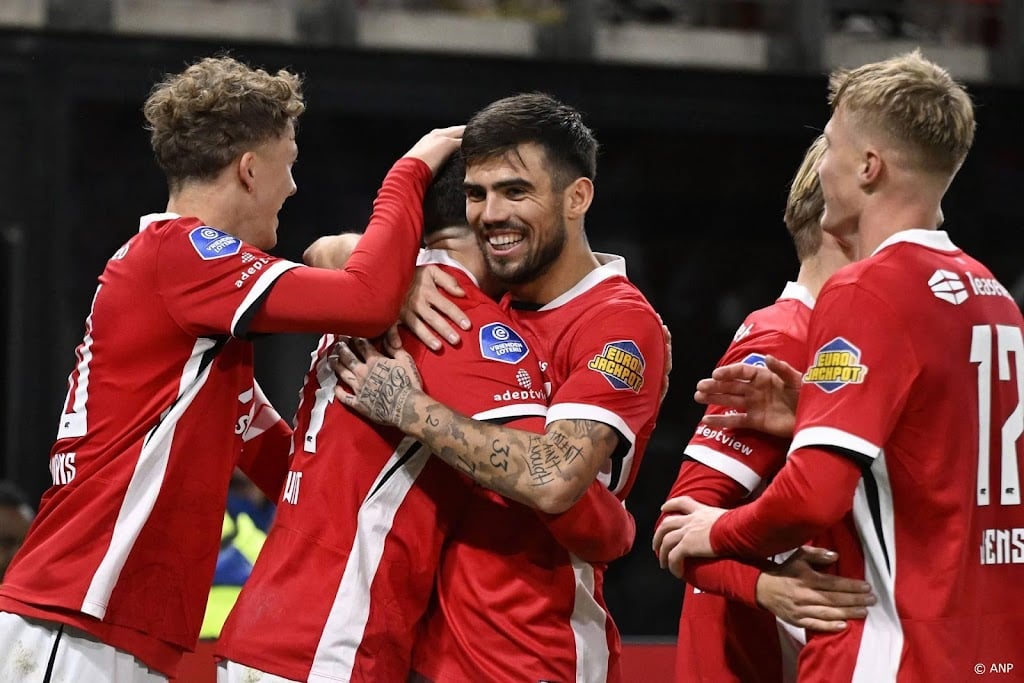 AZ handhaaft derde plaats na overtuigende zege op FC Utrecht