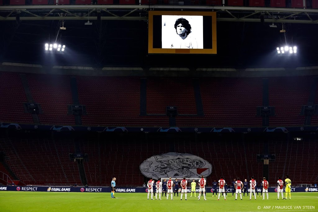 Ajacied Tagliafico herdenkt Maradona met 'Live is Life' in ArenA