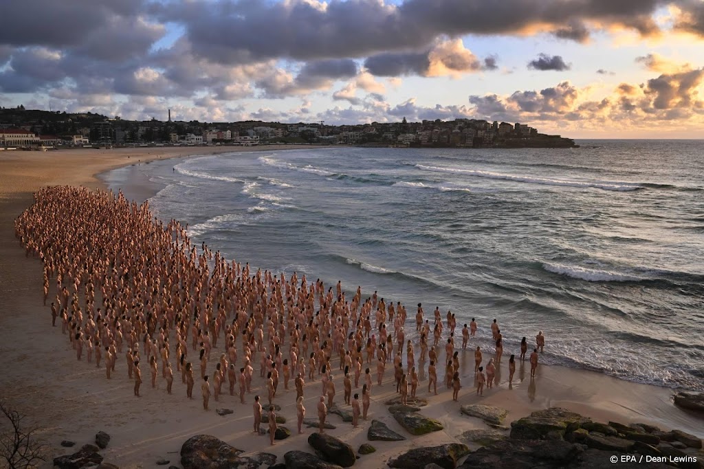 Duizenden naakte mensen op strand Sydney tegen huidkanker