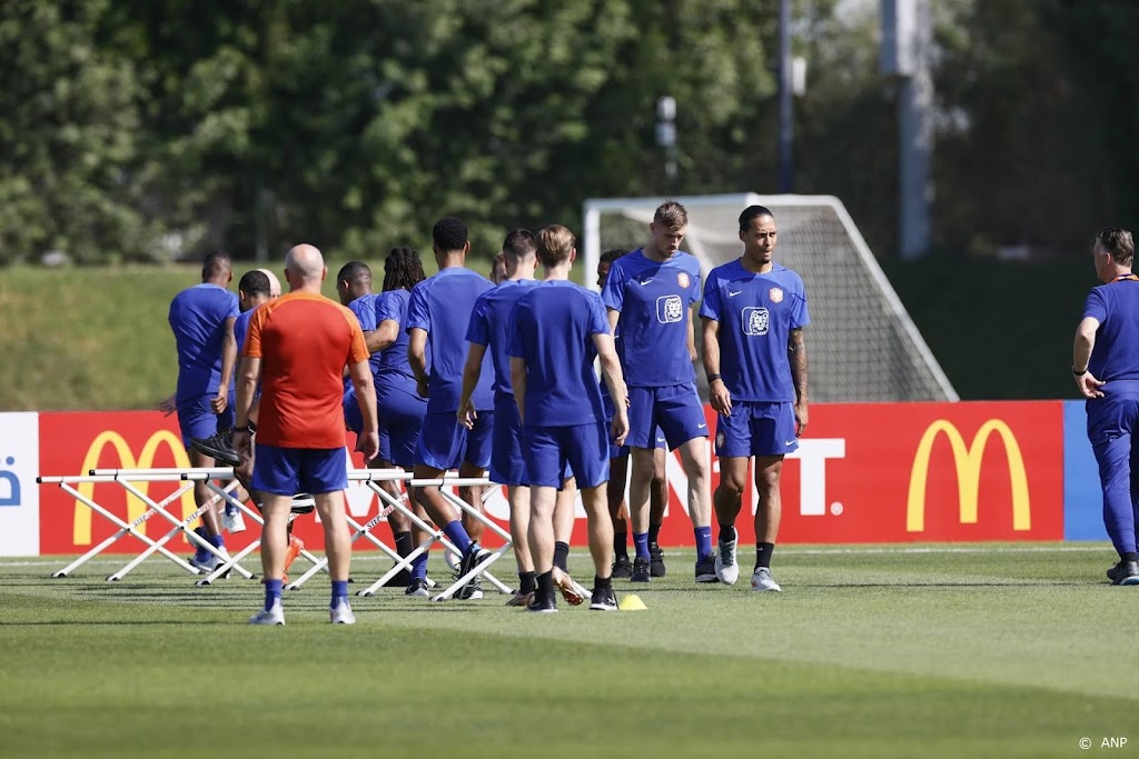 Oranje traint dag na Ecuador opnieuw met familie op tribune
