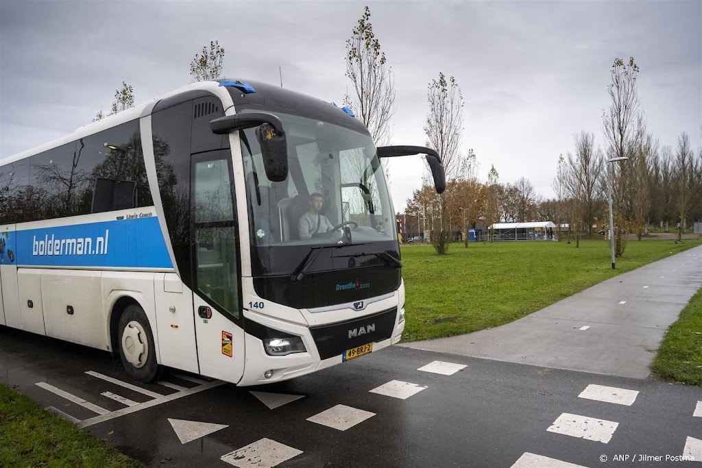 Bussen met asielzoekers vertrokken vanuit Ter Apel naar Den Haag