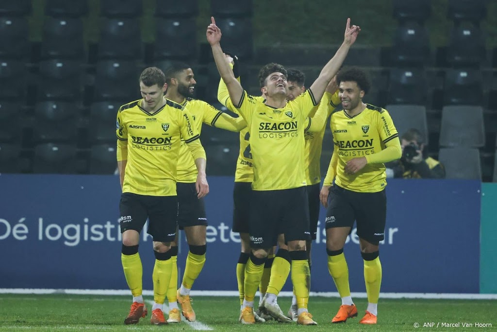 'Fenomeen' Giakoumakis velt Vitesse namens VVV met 4 doelpunten