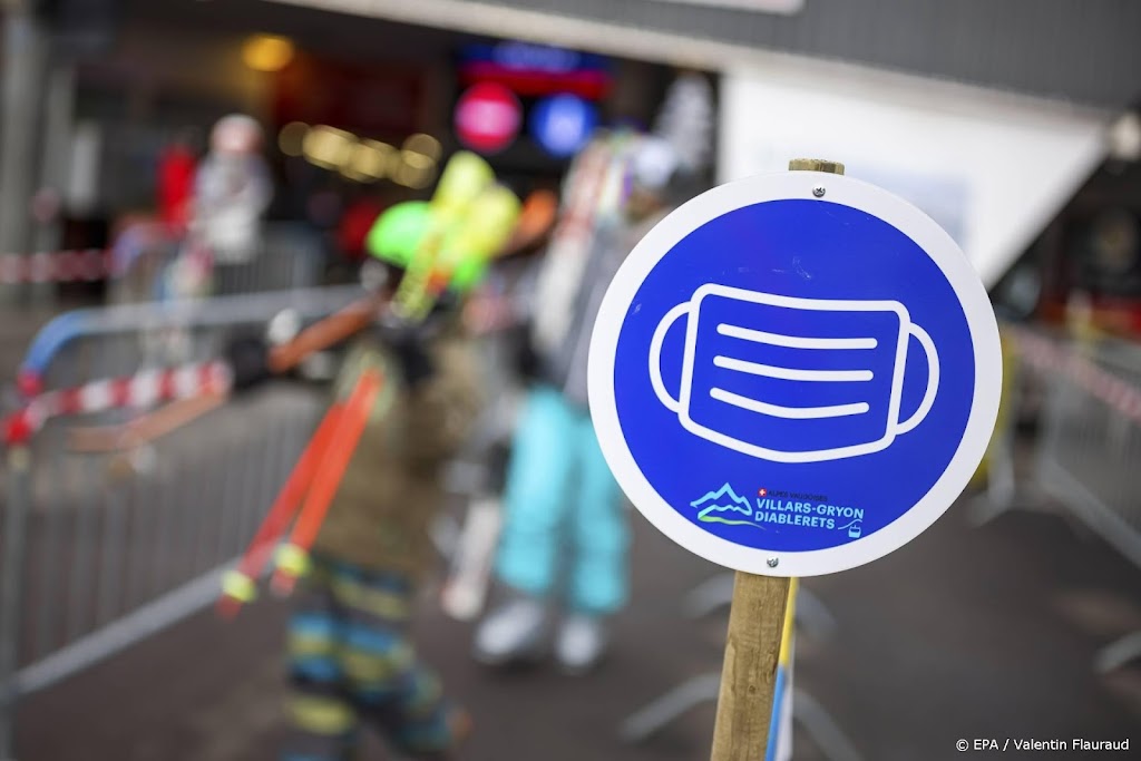 Op vier regio's na is heel Europa donkerrood op coronakaart