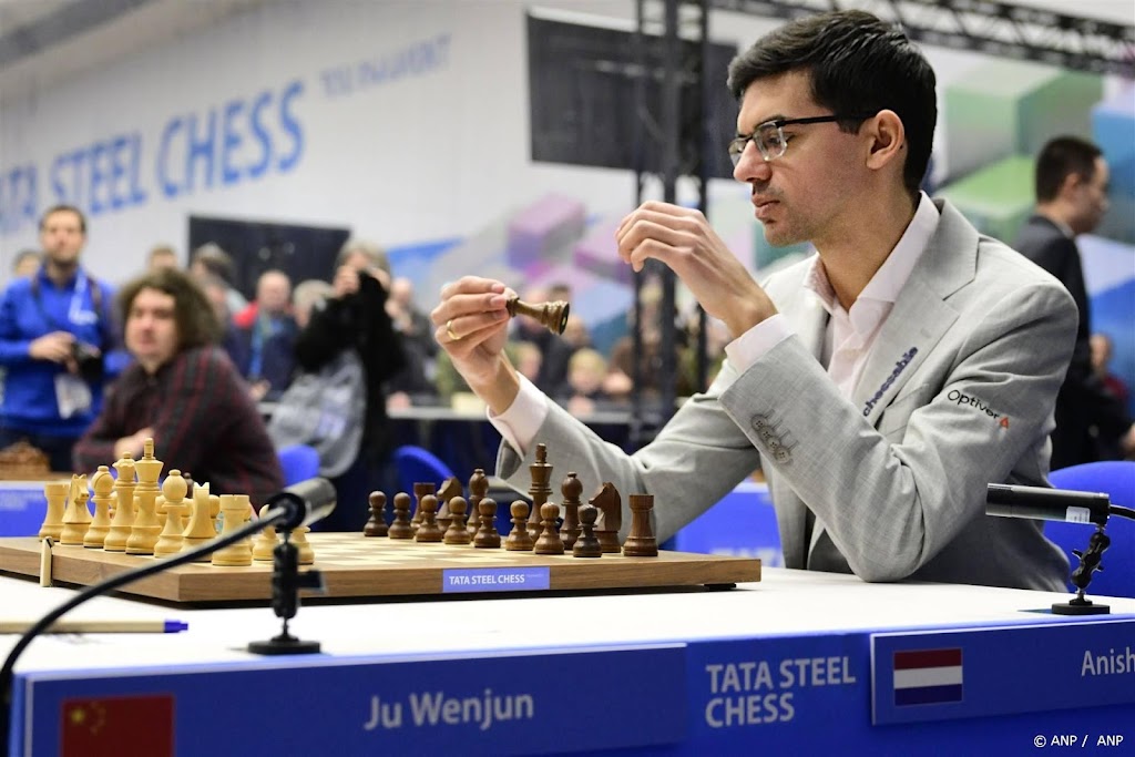 Schaker Giri houdt kans op eindzege na winst op Van Foreest