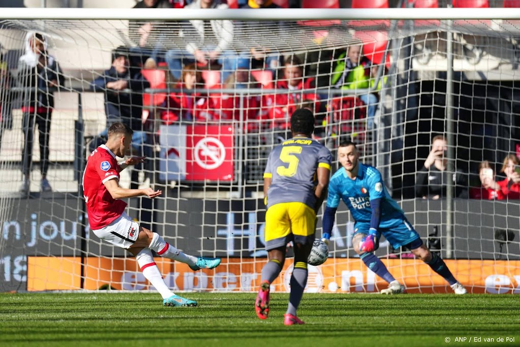 Karlsson helpt AZ vanaf strafschopstip aan zege op Feyenoord