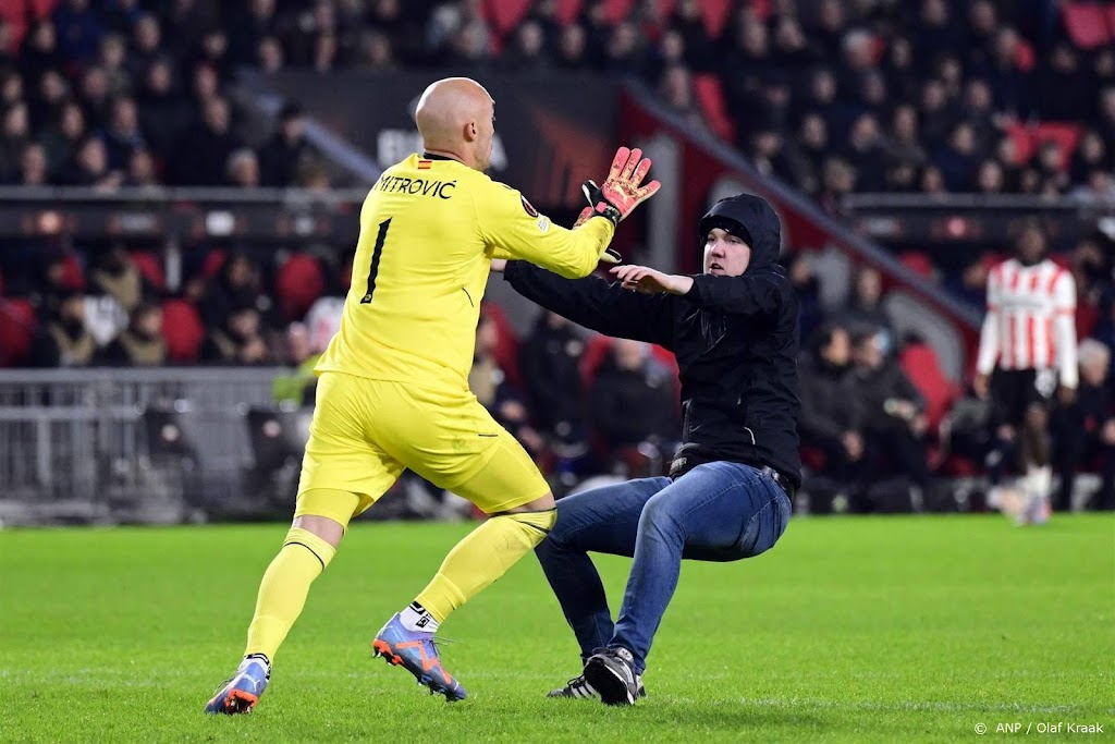 PSV-supporter die keeper Sevilla aanviel blijft vastzitten