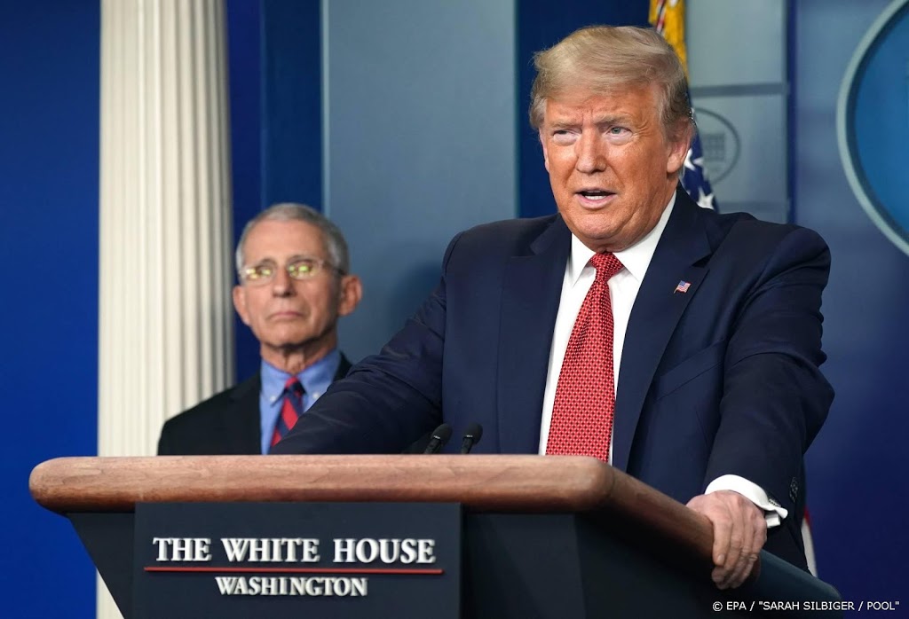 Trump zet handtekening onder steunpakket van 2 biljoen dollar