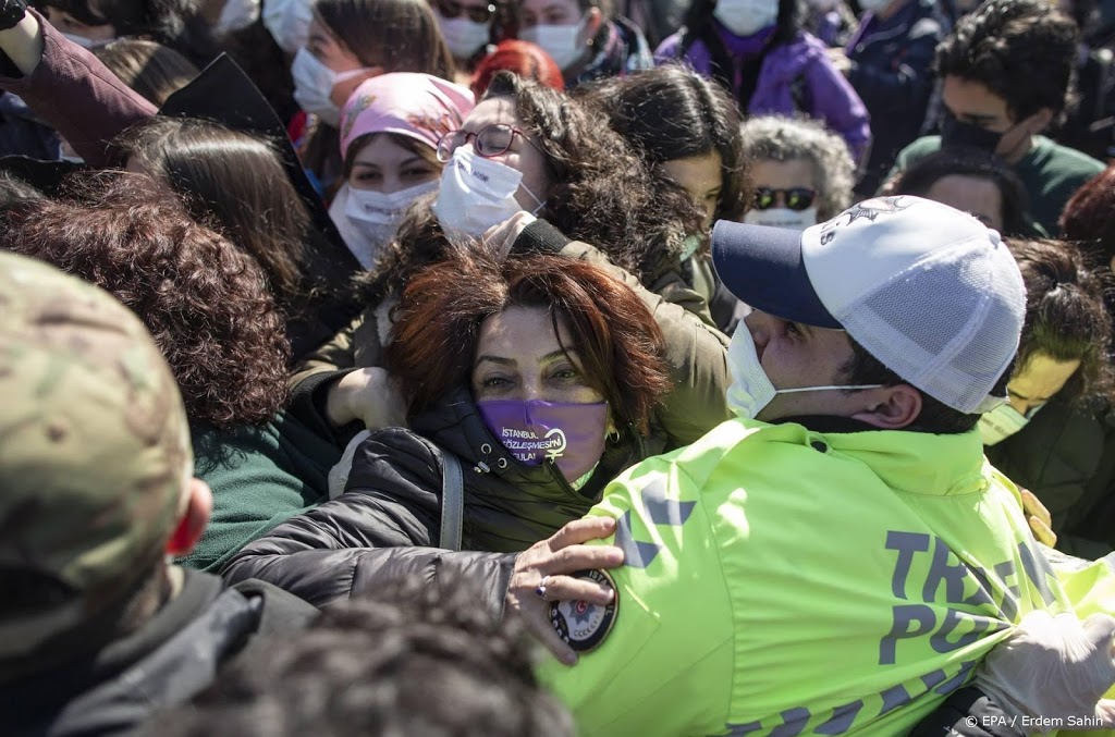Vrouwenprotest in Istanbul tegen opzeggen vrouwenverdrag