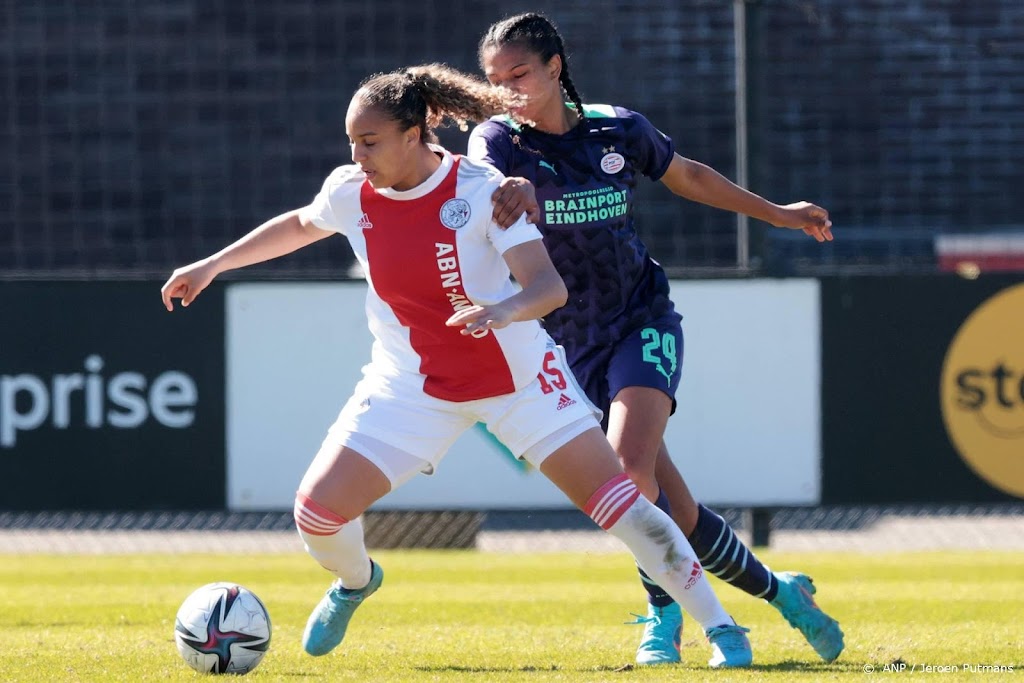 Voetbalsters Ajax laten tegen PSV kans op koppositie liggen