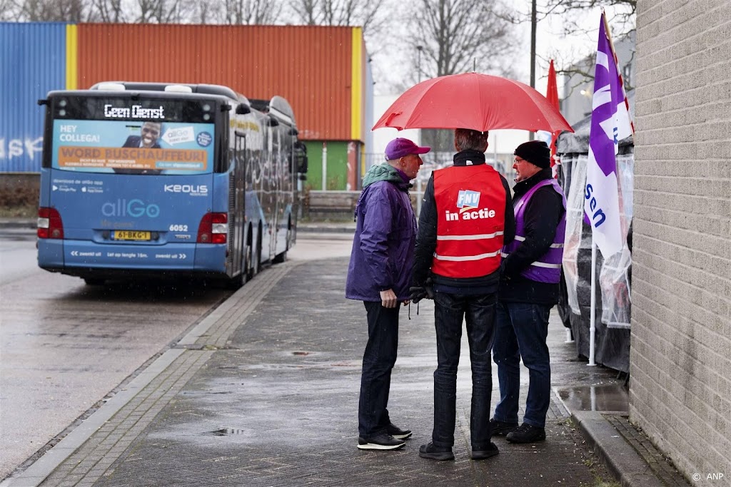 Cao-partijen streekvervoer praten door, stakingen week opgeschort