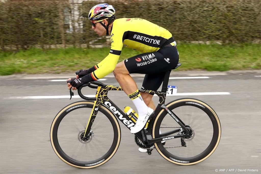 Zware val wielrenner Van Aert in Dwars door Vlaanderen